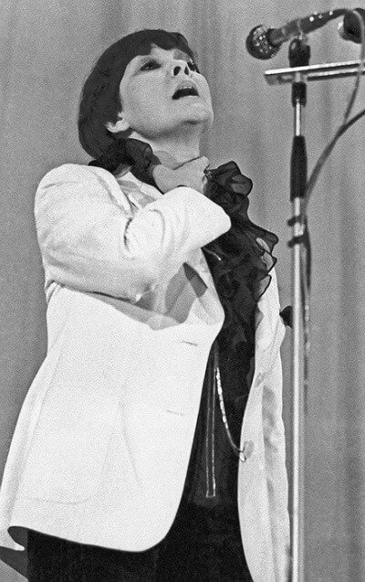 обложка аудиокниги Белла Ахмадулина читает свои стихи